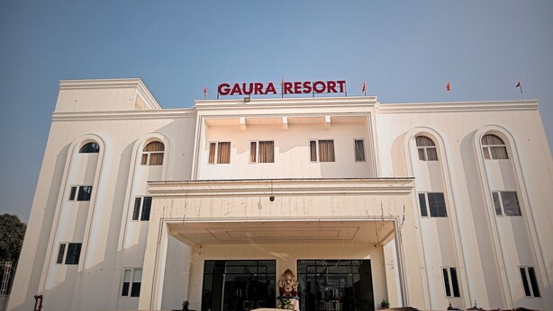 A building with a sign reading "GAURA RESORT" at the top. - Gaura Resort (Mohanlalganj)