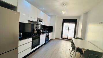 Jääkaappi, mikroaaltouuni, uuni, liesi