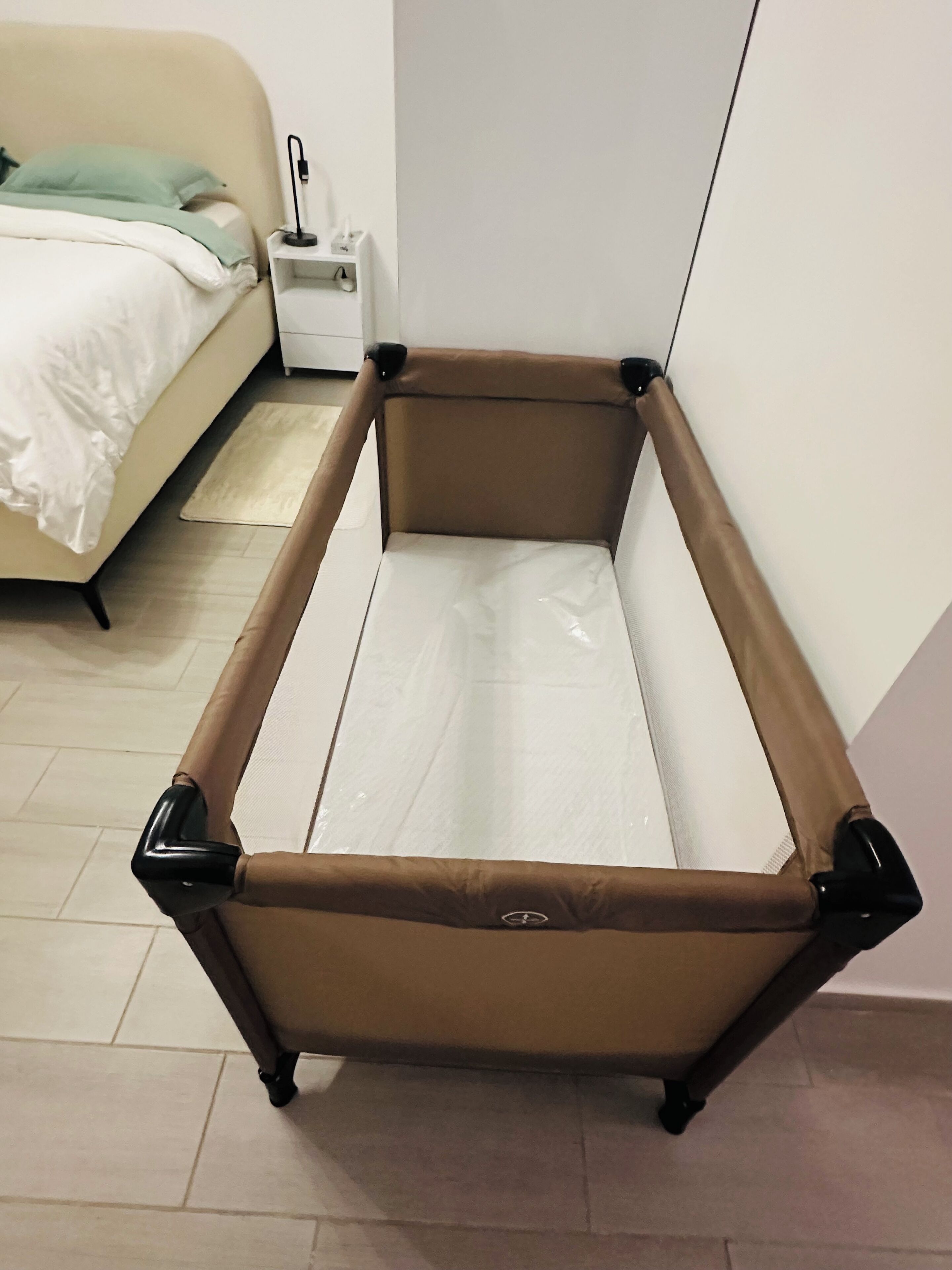 Tabla de planchar con plancha, cuna de viaje, wifi gratis y ropa de cama