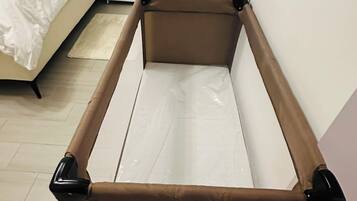 Tabla de planchar con plancha, cuna de viaje, wifi gratis y ropa de cama