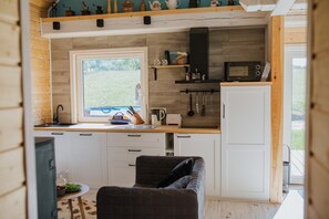 Kühlschrank, Mikrowelle, Herdplatte, Geschirrspüler