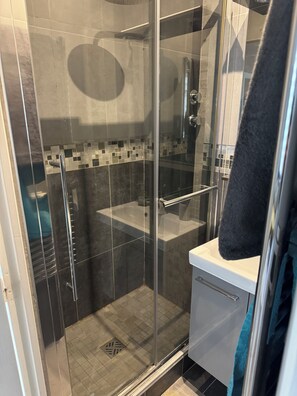 Hair dryer, towels, soap, toilet paper - Cosy apartment in the heart of Paris - Le Sacré Cœur (PARIS)