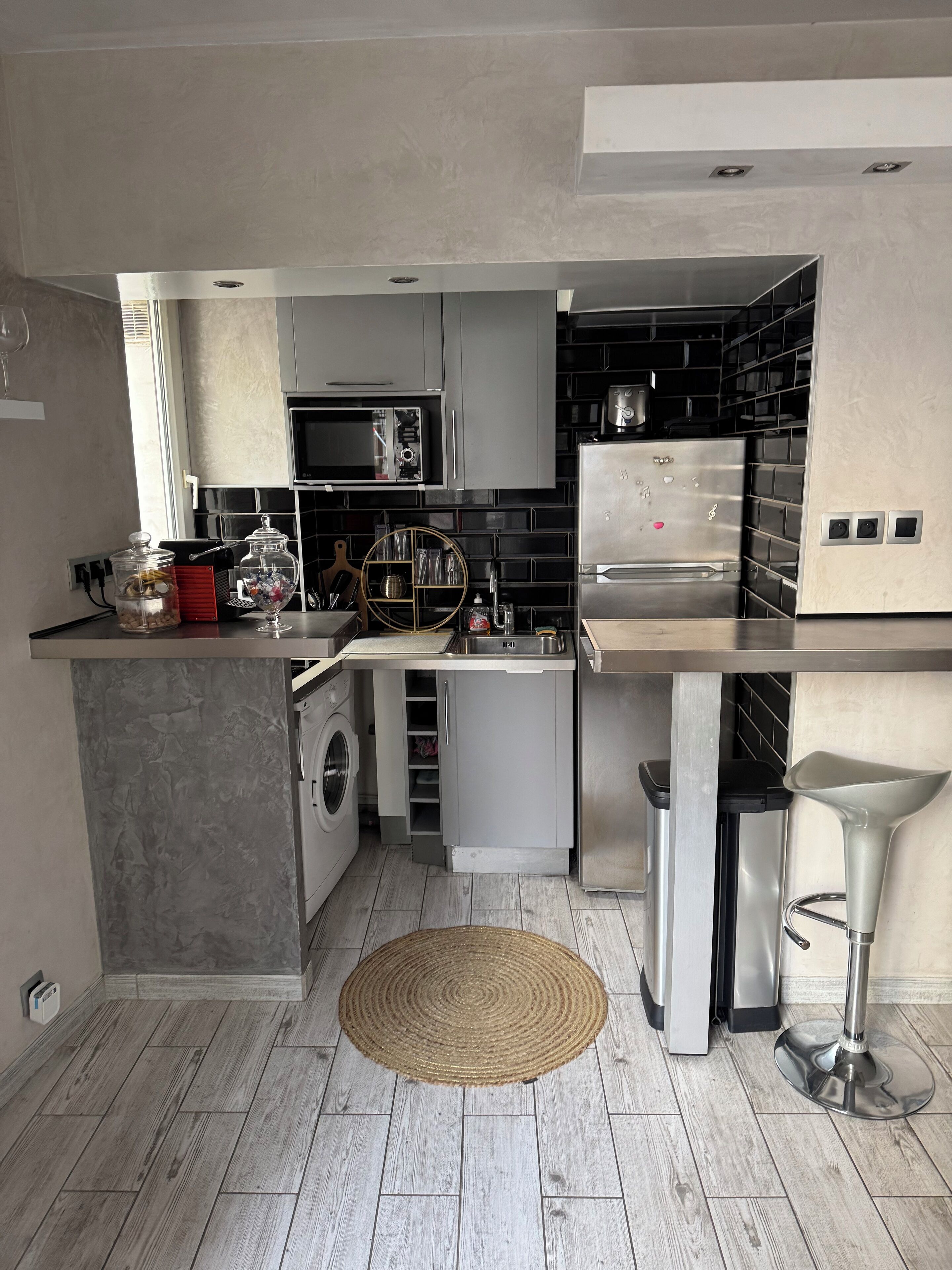 ثلاجة، ميكروويف، موقد طهي مسطح، ماكينة لصنع القهوة/الشاي