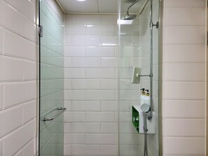 Bruser, hårtørrer, bidet, håndklæder