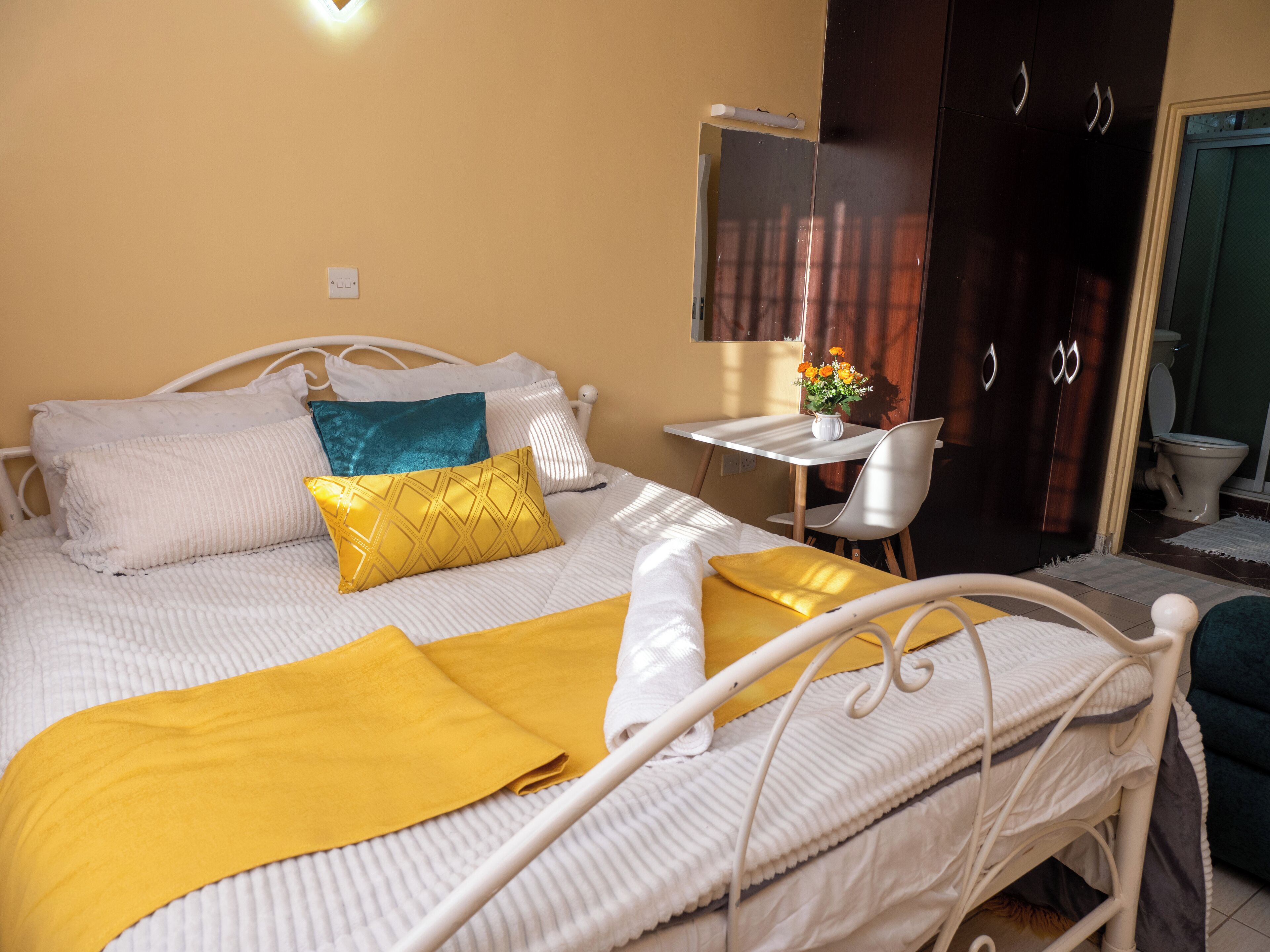 Een strijkplank/strijkijzer, wifi, beddengoed