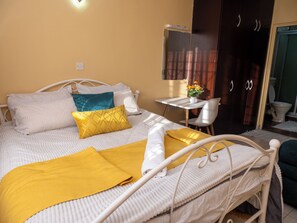 Een strijkplank/strijkijzer, wifi, beddengoed