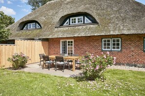 Outdoor dining - Holiday home in Göhl with swimming pool (Göhl)