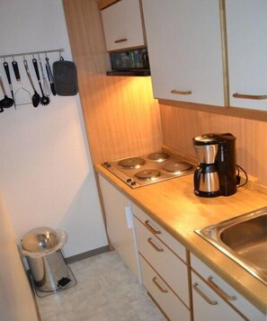 Fridge, stovetop, coffee/tea maker, toaster