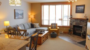 TV, fireplace - Fernie - Timberline Lodges King Fir #411 (Fernie)