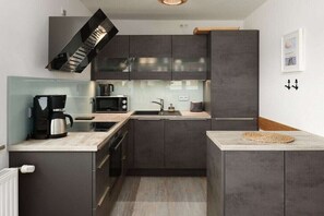 Fridge, microwave, oven, stovetop - ART-partment Strandoase (Laboe)