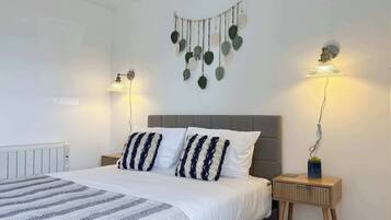 Travel crib, WiFi, bed sheets