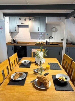 Dining - Poldark Charming Mousehole Harbour Cottage (Mousehole)