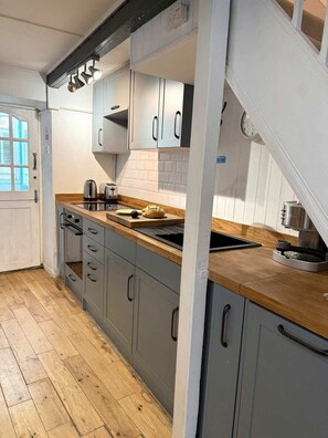 Fridge, microwave, oven, stovetop - Poldark Charming Mousehole Harbour Cottage (Mousehole)