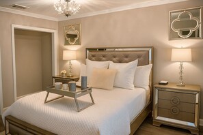 Een kluis op de kamer, een strijkplank/strijkijzer, reisbedje, wifi