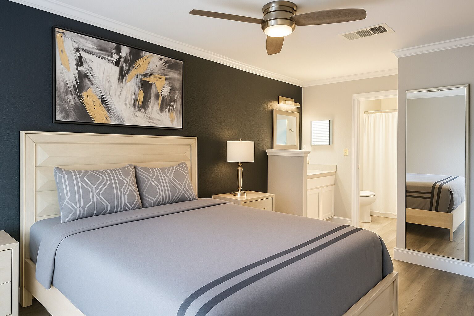 Caja de seguridad en la habitación y tabla de planchar con plancha 