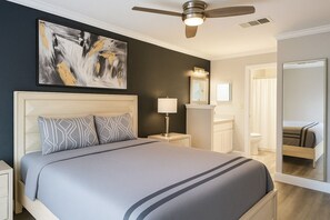 خزنة داخل الغرفة ومكواة/لوح كي وسرير سفر وواي فاي