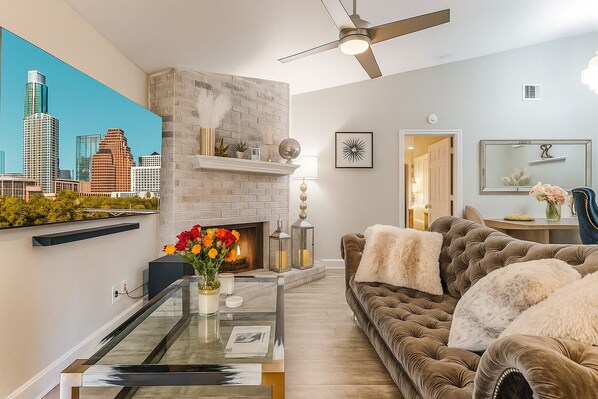 Een televisie en een open haard