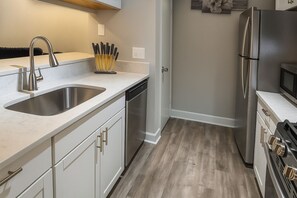 Een magnetron, een oven, een kookplaat, een vaatwasser