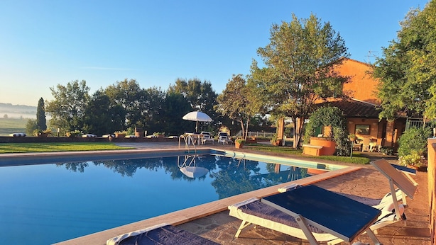 A swimming pool with lounge chairs and a sun umbrella. - Stunning  villa with private pool, WIFI, A/C, TV, veranda, pets allowed and panoramic view (Torre)