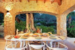 Outdoor dining - Finca Alordes | Pollensa | Hillside retreat with views and expansive outdoor. (Pollensa)