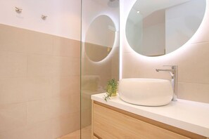 Douche, serviettes fournies, savon, papier de toilette