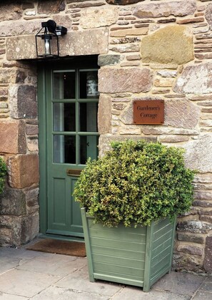 Exterior detail - Stylish 3-Bed Luxury Cottage • High-End Renovation & Beautiful Design (Auchterarder)