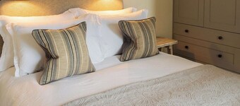 Stylish 3-Bed Luxury Cottage • High-End Renovation & Beautiful Design