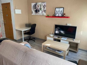 2 slaapkamers, een strijkplank/strijkijzer, internet, beddengoed