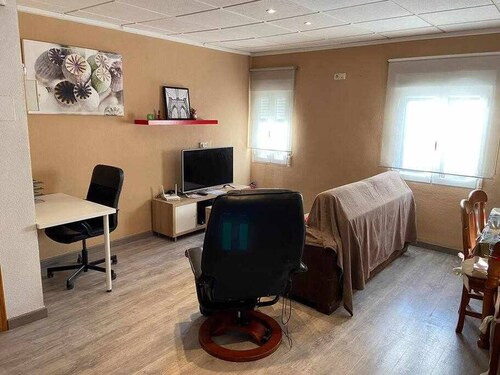 Charming 3 Bedroom Apartment in Petrer, Spain