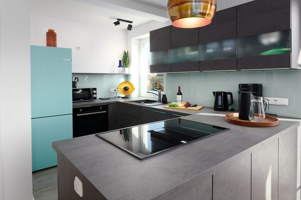 Refrigerador, microondas, horno y parrilla de estufa 