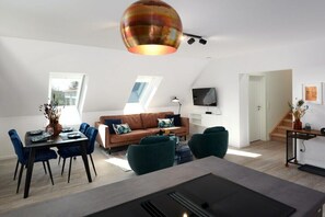 Smart TV, books - ART-partment Blue Ocean (Laboe)