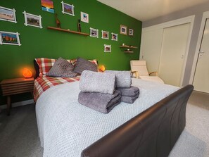 1 bedroom, iron/ironing board, internet, bed sheets