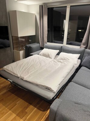 2 bedrooms, internet, bed sheets