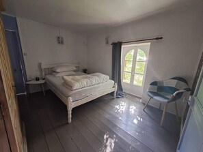 4 chambres, fer et planche à repasser