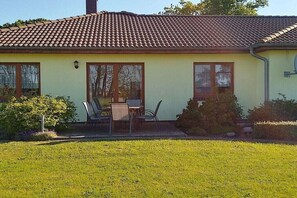 Outdoor dining - Holiday home in Schaprode with barbecue (Schaprode)