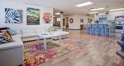 HUGE 5000 sqft condo 2 blocks Beale, 10 beds, 2king 8queen, 3 bath, parking lot