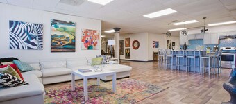 HUGE 5000 sqft condo 2 blocks Beale, 10 beds, 2king 8queen, 3 bath, parking lot