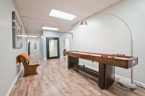 Game room - HUGE 5000 sqft condo 2 blocks Beale, 10 beds, 2king 8queen, 3 bath, parking lot (Memphis)