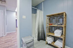Shower, hair dryer, towels, soap - HUGE 5000 sqft condo 2 blocks Beale, 10 beds, 2king 8queen, 3 bath, parking lot (Memphis)