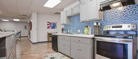 Microondas, horno, parrilla de estufa y lavavajillas