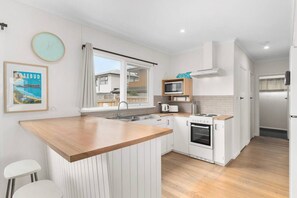 Fridge, microwave, oven, stovetop - The Shamrock - 700m to the Beach (Rosebud)