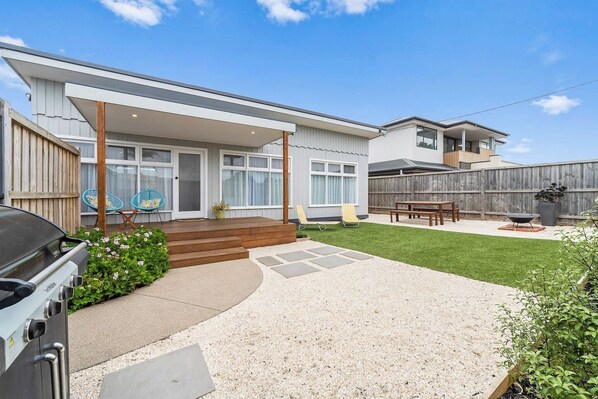 Outdoor dining - The Shamrock - 700m to the Beach (Rosebud)