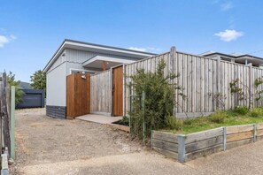 Exterior - The Shamrock - 700m to the Beach (Rosebud)