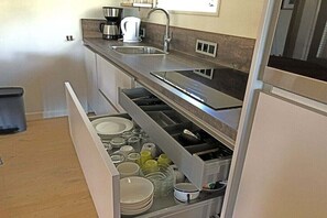 Jääkaappi, mikroaaltouuni, uuni, liesi