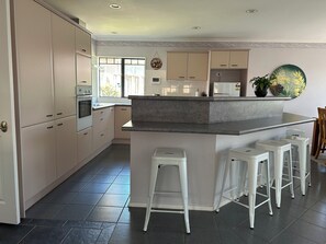 Kylskåp, mikrovågsugn, ugn och spishäll