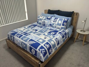 Fer et planche à repasser, lit parapluie, Wi-Fi gratuit, draps fournis