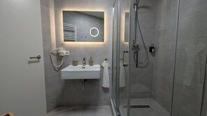 Haartrockner, Handtücher, Seife, Toilettenpapier