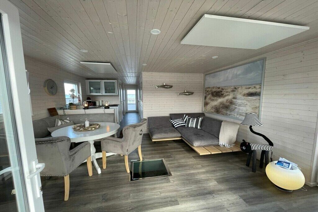 Een smart-tv en boeken