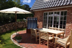 Outdoor dining - Holiday home with 4 bedrooms (Sankt Peter Ording)