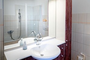 Shower, hair dryer - "Boddenhus" Gartenstraße 35 - Comfortable vacation home "Boddenhus" in Barth with (Barth)